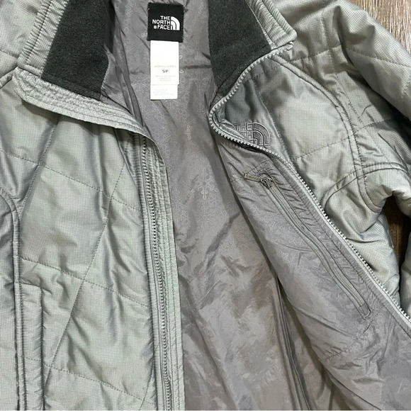 Northface Small Lightweight Liner Softshell Quilted Jacket in Silver - Picture 3 of 9